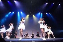 「LinQ年末大感謝祭2014～紅白LIVE合戦～」1日目、白組によるライブの様子。