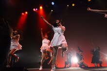 「LinQ年末大感謝祭2014～紅白LIVE合戦～」1日目、白組によるライブの様子。