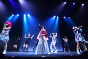 「LinQ年末大感謝祭2014～紅白LIVE合戦～」1日目、紅組によるライブの様子。