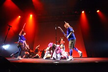 「LinQ年末大感謝祭2014～紅白LIVE合戦～」1日目、紅組によるライブの様子。