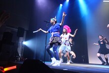 「LinQ年末大感謝祭2014～紅白LIVE合戦～」1日目、紅組によるライブの様子。