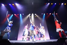 「LinQ年末大感謝祭2014～紅白LIVE合戦～」1日目、紅組によるライブの様子。