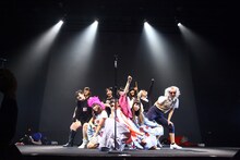 「LinQ年末大感謝祭2014～紅白LIVE合戦～」1日目、紅組によるライブの様子。