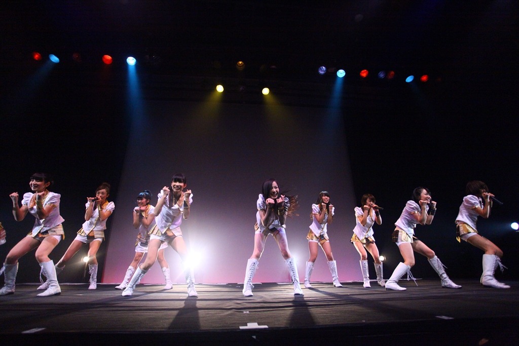 「LinQ年末大感謝祭2014～紅白LIVE合戦～」1日目、白組によるライブの様子。