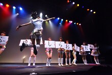 「LinQ年末大感謝祭2014～紅白LIVE合戦～」1日目、白組によるライブの様子。