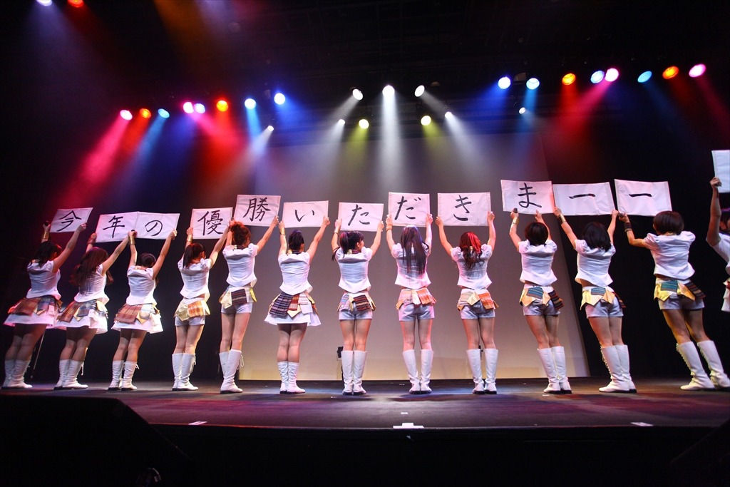 「LinQ年末大感謝祭2014～紅白LIVE合戦～」1日目、白組によるライブの様子。
