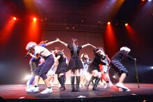 「LinQ年末大感謝祭2014～紅白LIVE合戦～」1日目、紅組によるライブの様子。