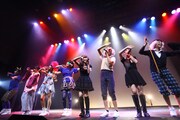 「LinQ年末大感謝祭2014～紅白LIVE合戦～」1日目、紅組によるライブの様子。