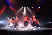 「LinQ年末大感謝祭2014～紅白LIVE合戦～」2日目、紅組による応援パフォーマンスの様子。