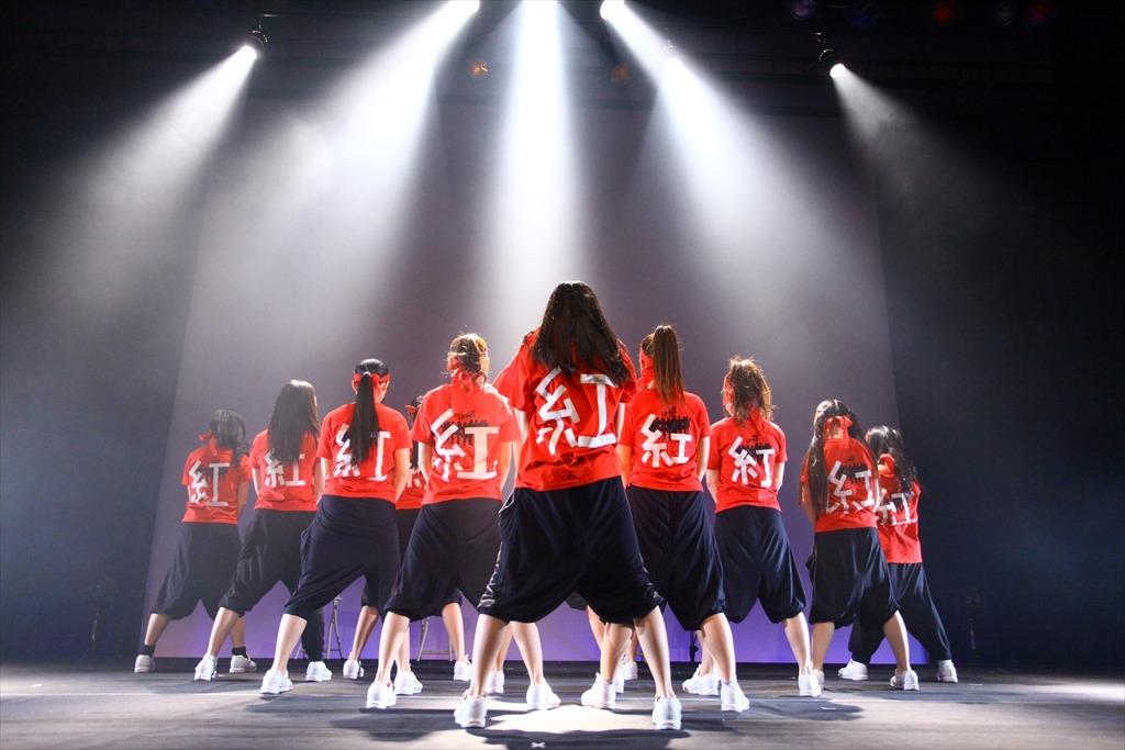 「LinQ年末大感謝祭2014～紅白LIVE合戦～」2日目、紅組による応援パフォーマンスの様子。