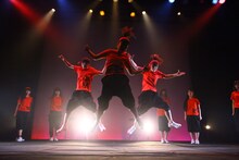 「LinQ年末大感謝祭2014～紅白LIVE合戦～」2日目、紅組による応援パフォーマンスの様子。