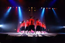 「LinQ年末大感謝祭2014～紅白LIVE合戦～」2日目、紅組による応援パフォーマンスの様子。