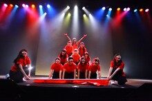 「LinQ年末大感謝祭2014～紅白LIVE合戦～」2日目、紅組による応援パフォーマンスの様子。