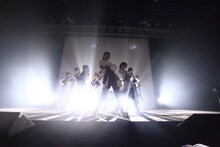 「LinQ年末大感謝祭2014～紅白LIVE合戦～」2日目、白組による応援パフォーマンスの様子。