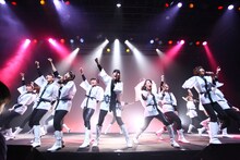 「LinQ年末大感謝祭2014～紅白LIVE合戦～」2日目、白組による応援パフォーマンスの様子。