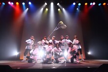 「LinQ年末大感謝祭2014～紅白LIVE合戦～」2日目、白組による応援パフォーマンスの様子。