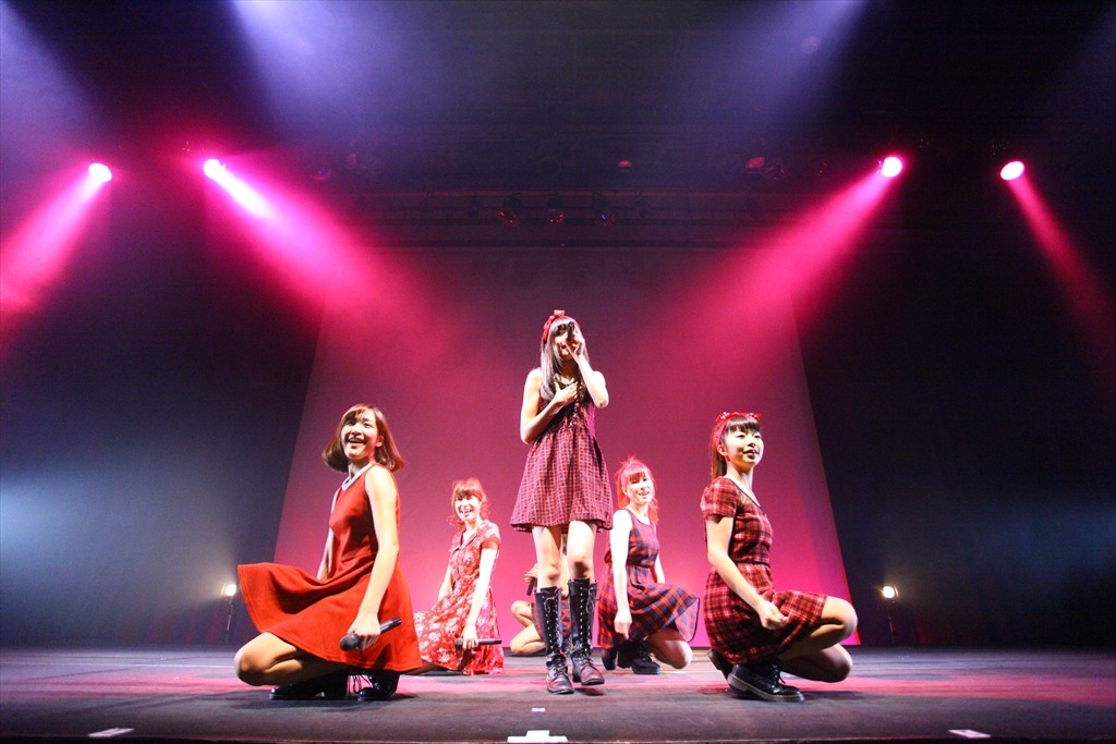 「LinQ年末大感謝祭2014～紅白LIVE合戦～」2日目、紅組によるライブの様子。