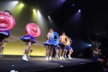 「LinQ年末大感謝祭2014～紅白LIVE合戦～」2日目、白組によるライブの様子。