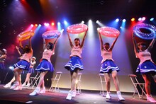 「LinQ年末大感謝祭2014～紅白LIVE合戦～」2日目、白組によるライブの様子。