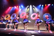 「LinQ年末大感謝祭2014～紅白LIVE合戦～」2日目、白組によるライブの様子。