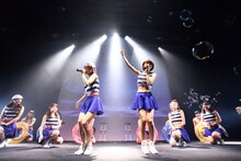 「LinQ年末大感謝祭2014～紅白LIVE合戦～」2日目、白組によるライブの様子。