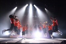 「LinQ年末大感謝祭2014～紅白LIVE合戦～」2日目、紅組によるライブの様子。