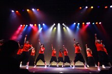 「LinQ年末大感謝祭2014～紅白LIVE合戦～」2日目、紅組によるライブの様子。