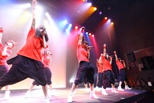 「LinQ年末大感謝祭2014～紅白LIVE合戦～」2日目、紅組によるライブの様子。