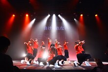 「LinQ年末大感謝祭2014～紅白LIVE合戦～」2日目、紅組によるライブの様子。