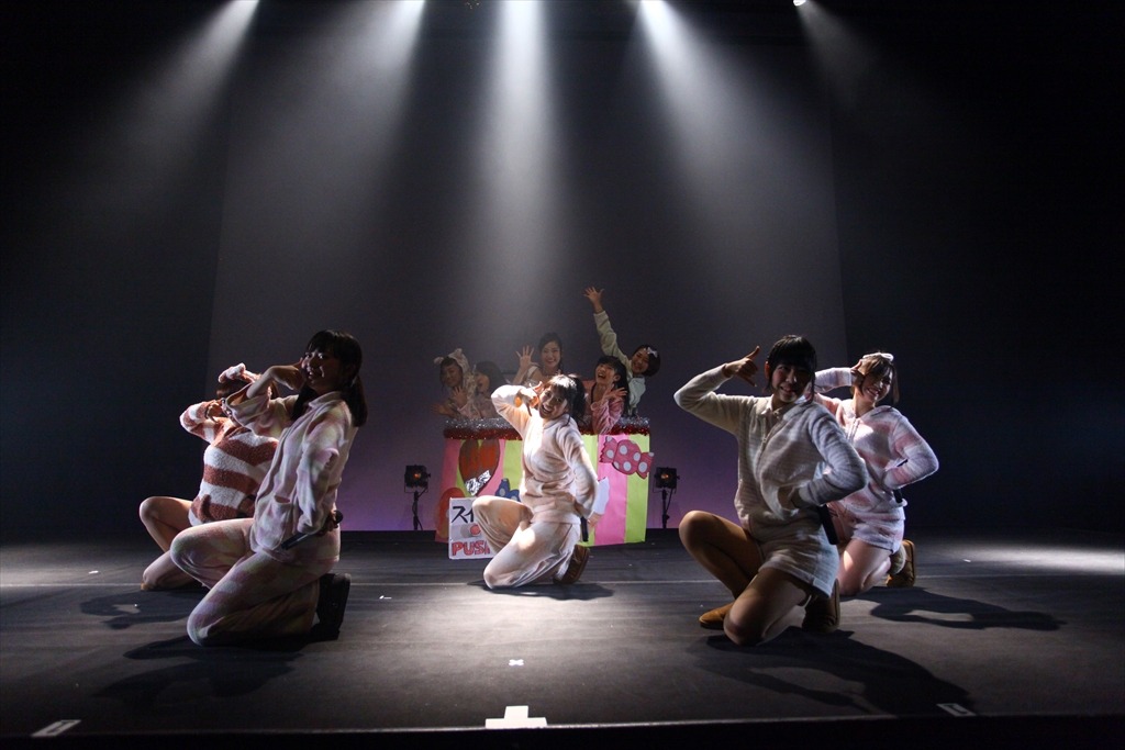 「LinQ年末大感謝祭2014～紅白LIVE合戦～」2日目、白組によるライブの様子。