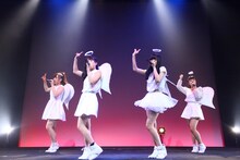「LinQ年末大感謝祭2014～紅白LIVE合戦～」2日目、紅組によるライブの様子。