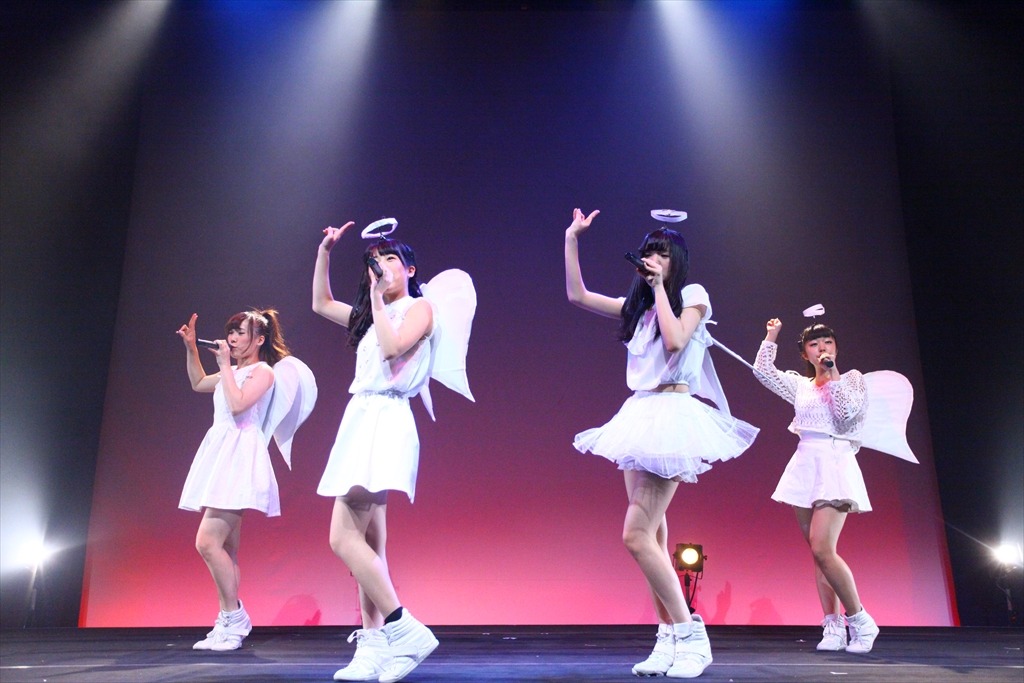 「LinQ年末大感謝祭2014～紅白LIVE合戦～」2日目、紅組によるライブの様子。