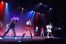 「LinQ年末大感謝祭2014～紅白LIVE合戦～」2日目、紅組によるライブの様子。