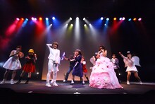 「LinQ年末大感謝祭2014～紅白LIVE合戦～」2日目、紅組によるライブの様子。