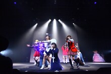 「LinQ年末大感謝祭2014～紅白LIVE合戦～」2日目、紅組によるライブの様子。