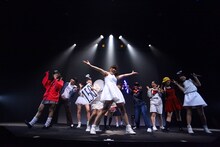 「LinQ年末大感謝祭2014～紅白LIVE合戦～」2日目、紅組によるライブの様子。