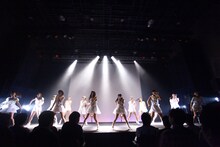 「LinQ年末大感謝祭2014～紅白LIVE合戦～」2日目、白組によるライブの様子。