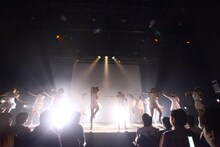 「LinQ年末大感謝祭2014～紅白LIVE合戦～」2日目、白組によるライブの様子。