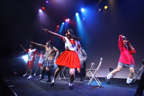 「LinQ年末大感謝祭2014～紅白LIVE合戦～」2日目、紅組によるライブの様子。