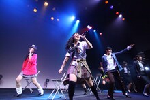 「LinQ年末大感謝祭2014～紅白LIVE合戦～」2日目、紅組によるライブの様子。