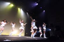 「LinQ年末大感謝祭2014～紅白LIVE合戦～」2日目、白組によるライブの様子。