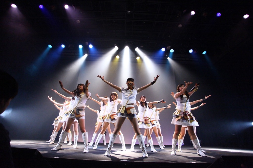「LinQ年末大感謝祭2014～紅白LIVE合戦～」2日目、白組によるライブの様子。