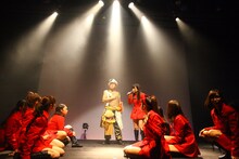 「LinQ年末大感謝祭2014～紅白LIVE合戦～」2日目、紅組によるライブの様子。