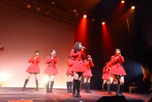「LinQ年末大感謝祭2014～紅白LIVE合戦～」2日目、紅組によるライブの様子。