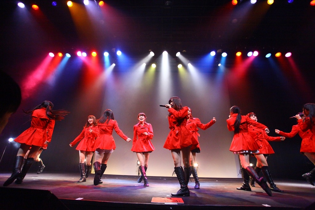 「LinQ年末大感謝祭2014～紅白LIVE合戦～」2日目、紅組によるライブの様子。