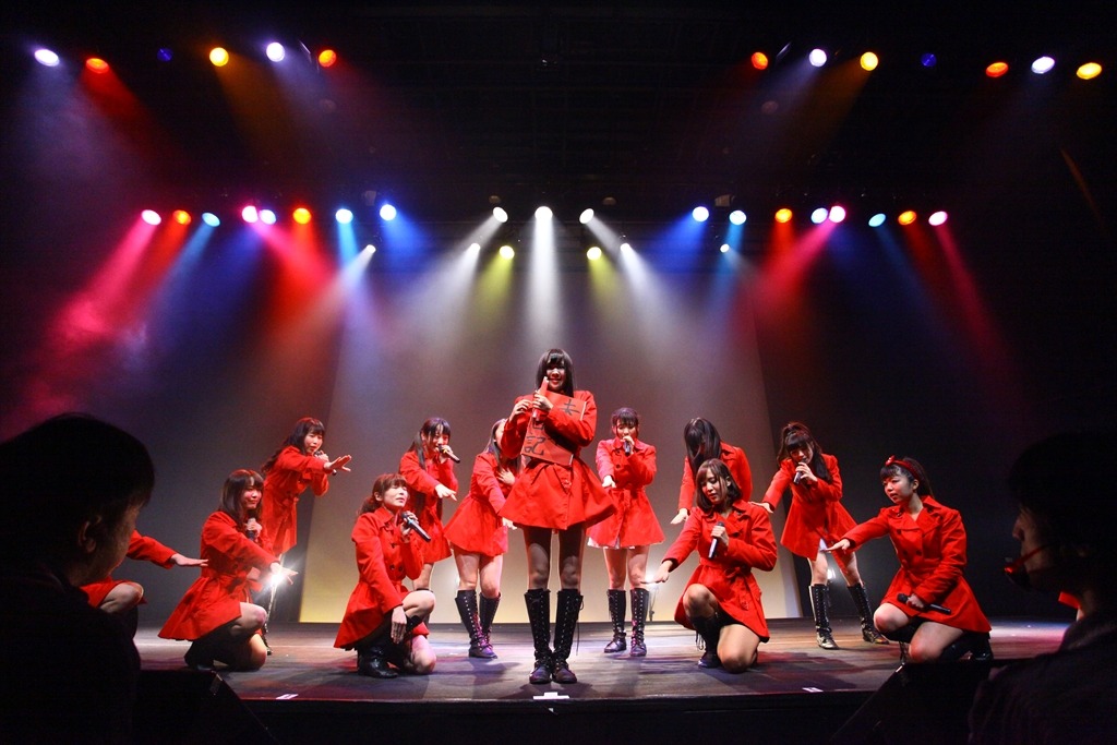 「LinQ年末大感謝祭2014～紅白LIVE合戦～」2日目、紅組によるライブの様子。