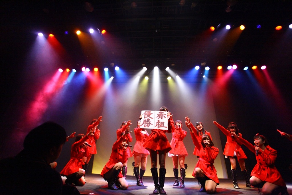 「LinQ年末大感謝祭2014～紅白LIVE合戦～」2日目、紅組によるライブの様子。