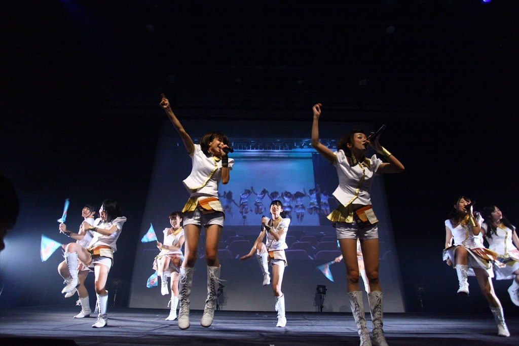 「LinQ年末大感謝祭2014～紅白LIVE合戦～」2日目、白組によるライブの様子。