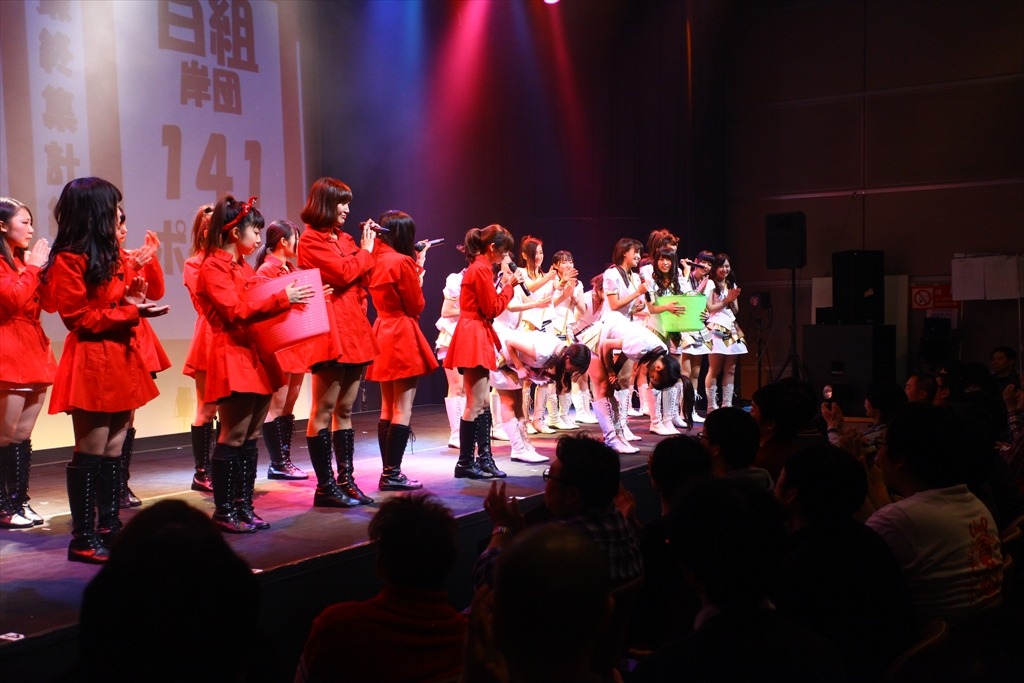 「LinQ年末大感謝祭2014～紅白LIVE合戦～」2日目、表彰式の様子。