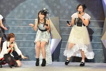 「固くて開かない瓶の蓋を簡単に開けてくれそうな人ベスト3」に選ばれた3人。左から生田衣梨奈（モーニング娘。'15）、矢島舞美（℃-ute）、須藤茉麻（Berryz工房）。